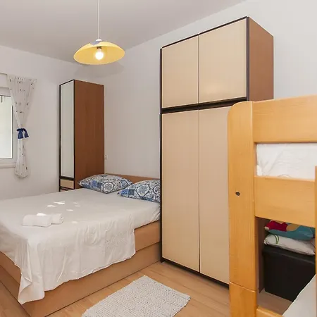 Дом отдыха House With A Parking Space Stanici, - 24285 Омиш